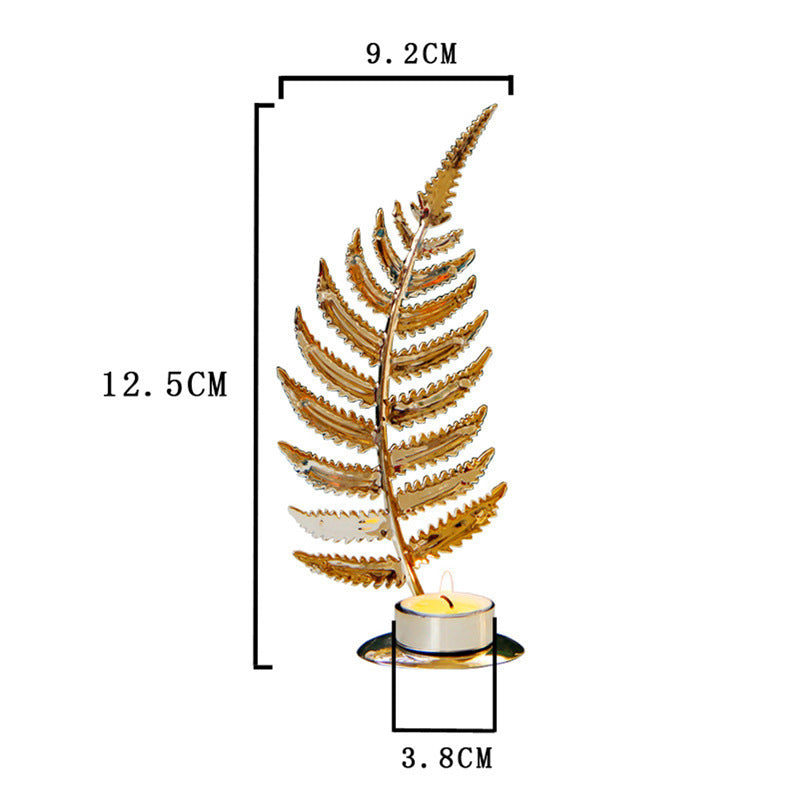 Eleganter Kerzenhalter aus goldenem Metall - dekoratives Tisch-Accessoire